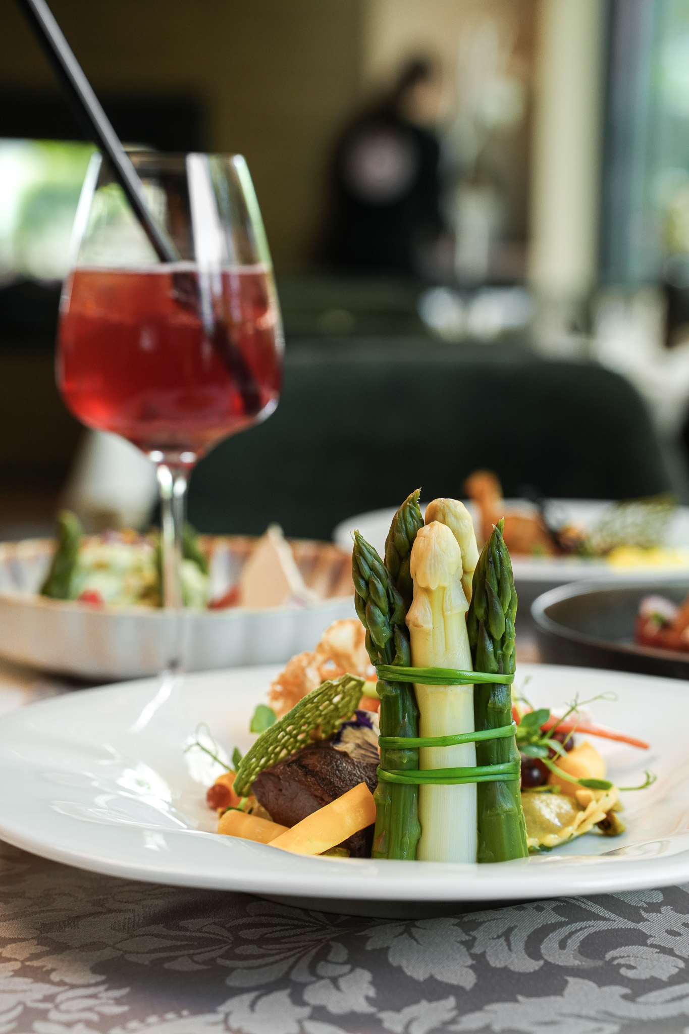 Vorspeise mit grünem Spargel und Aperitif